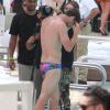 Michael Phelps, suivi par plusieurs caméras lors d'un supposé tournage dans une piscine de Miami le 20 mars 2013