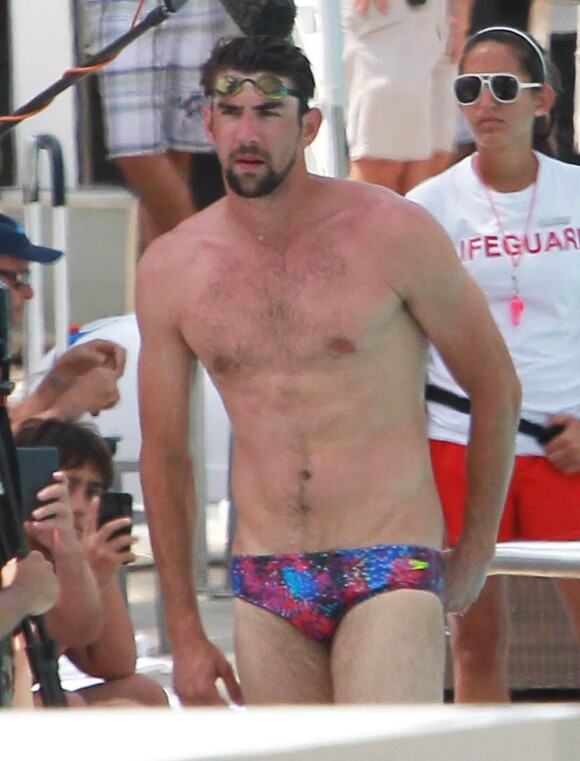 Michael Phelps, terriblement sexy et suivi par plusieurs caméras lors d'un supposé tournage dans une piscine de Miami le 20 mars 2013