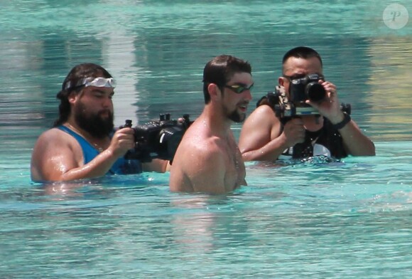 Michael Phelps, suivi par plusieurs caméras lors d'un supposé tournage dans une piscine de Miami le 20 mars 2013