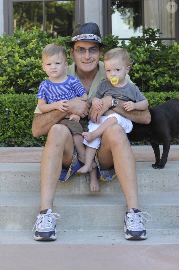 Charlie Sheen et les jumeaux Max et Bob le 22 août 2010.