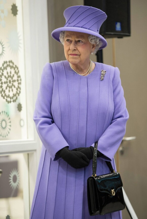 La reine Elizabeth II inaugure un nouveau bâtiment de l'hôpital Royal London Hospital ainsi que le nouveau centre de recherche de gastroentérologie et de l'innovation chirurgicale. Londres, le 27 février 2013.