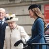 Sa Majesté la reine Elizabeth II et sa belle-fille la duchesse de Cambridge Kate Middleton visitent la station de métro de Baker Street. Londres, le 20 mars 2013.