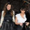 Kim Kardashian, enceinte, quitte le restaurant The Ivy avec sa soeur Khloé. Los Angeles, le 21 mars 2013.