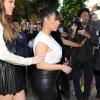 Kim Kardashian, enceinte, quitte le restaurant The Ivy avec sa soeur Khloé. Los Angeles, le 21 mars 2013.
