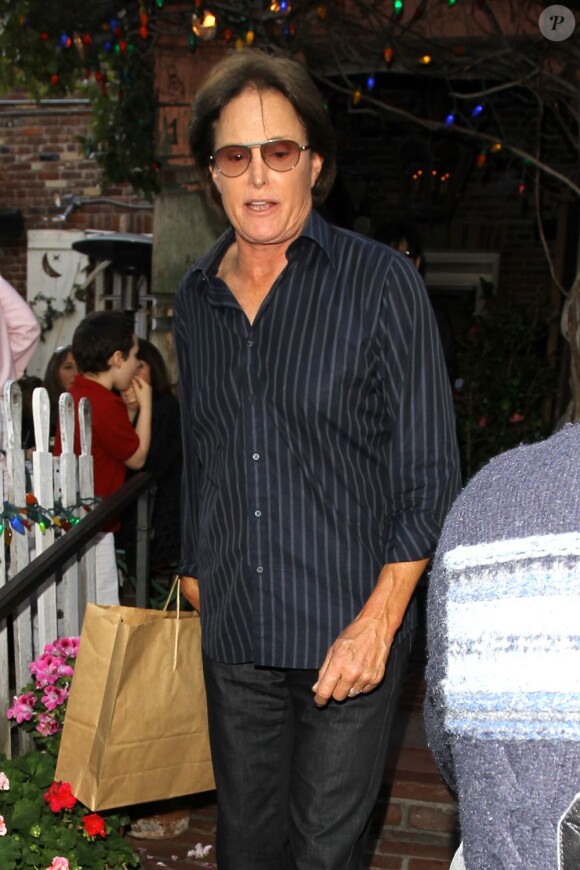Bruce Jenner, beau-père de Kim Kardashian, quitte le restaurant The Ivy à Los Angeles. Le 21 mars 2013.