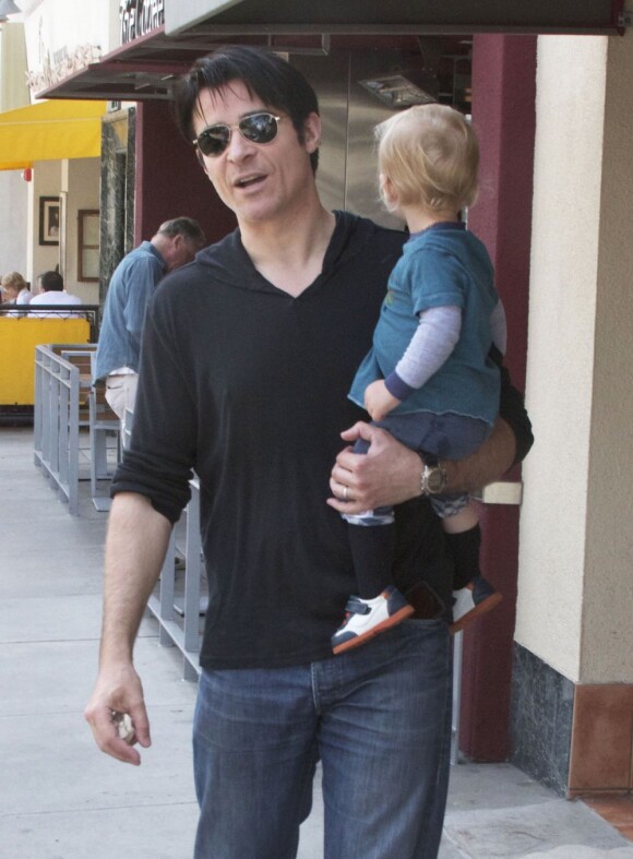 Exclusif - Goran Visnjic se balade avec son fils Tin dans les rues de Beverly Hills, le 21 mars 2013.
