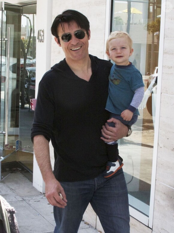 Exclusif - Goran Visnjic se balade avec sa femme Ivana et leur fils Tin dans les rues de Beverly Hills, le 21 mars 2013.