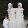 Défilé Haute Couture Chanel printemps-été 2013. La robe de mariée du défilé, portée ici par deux mannequins, a été choisie par l'actrice Anna Mouglalis, qui a épousé son homme d'affaires australien le 22 mars 2013.