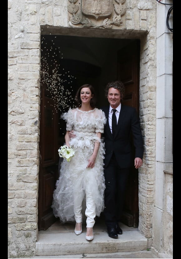 Anna Mouglalis, habillée par Chanel, lors de son mariage avec l'homme d'affaires australien Vincent Rae le 22 mars 2013 à Saint-Paul-de-Vence