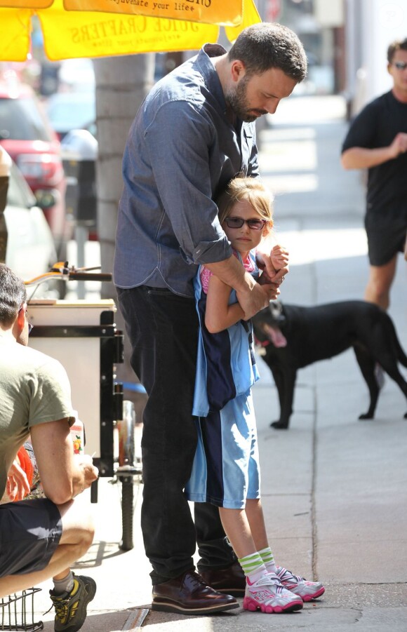 Jennifer Garner et Ben Affleck ont passé leur samedi à Pacific Palisades avec leurs filles Violet et Seraphina, le 23 mars 2013 - Ben Affleck et Violet, qui ne jure que par le basket
