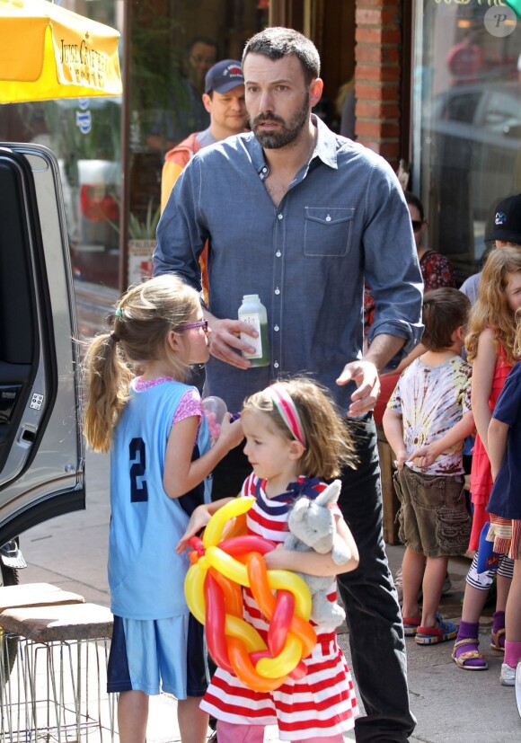 Jennifer Garner et Ben Affleck ont passé leur samedi à Pacific Palisades avec leurs filles Violet et Seraphina, le 23 mars 2013 - Ben Affleck et ses deux adorables filles