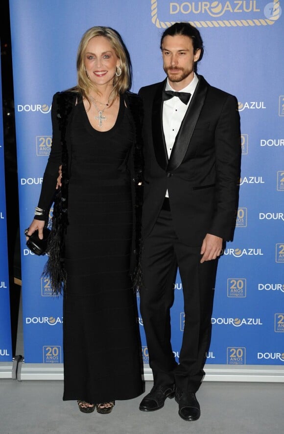 Sharon Stone et son boyfriend Martin Mica le 22 mars 2013 lors du gala donné à Porto par la compagnie DouroAzul en l'honneur du baptême de deux nouveaux bateaux.