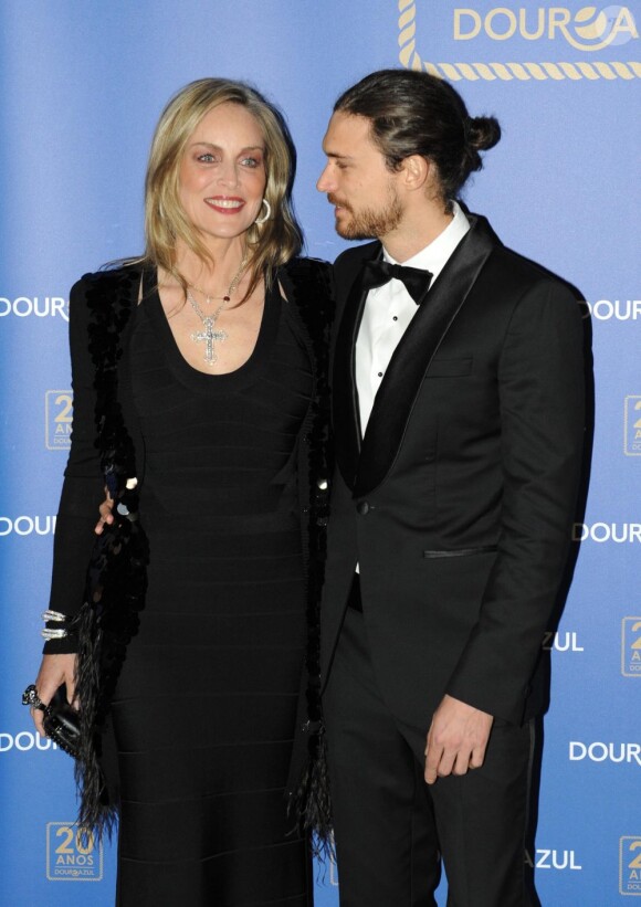 Sharon Stone et son boyfriend Martin Mica le 22 mars 2013 lors du gala donné à Porto par la compagnie DouroAzul en l'honneur du baptême de deux nouveaux bateaux.
