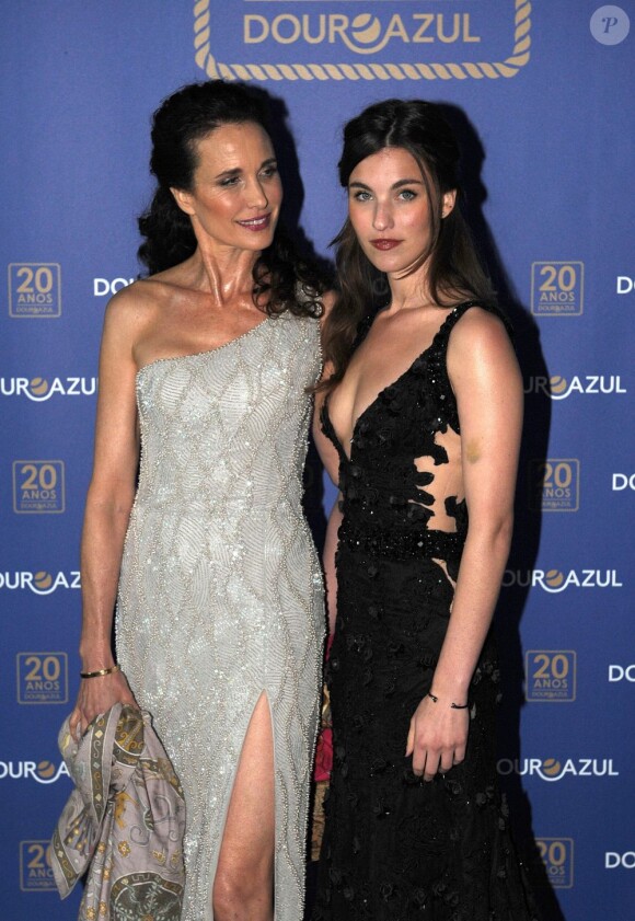 Au côté de sa mère Andie MacDowell, Rainey Qualley a fait sensation le 22 mars 2013 lors du gala donné à Porto par la compagnie DouroAzul en l'honneur du baptême de deux nouveaux bateaux.