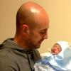 Pepe Reina, gardien de but de Liverpool et de l'équipe d'Espagne, tient dans ses bras so petit Thiago. Le footballeur est devenu papa pour la quatrième fois le 23 mars 2013, avec son épouse Yolanda.