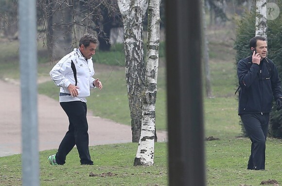 Nicolas Sarkozy s'offre un petit footing dans les allées du bois de Boulogne, à Paris, le 24 mars 2013.