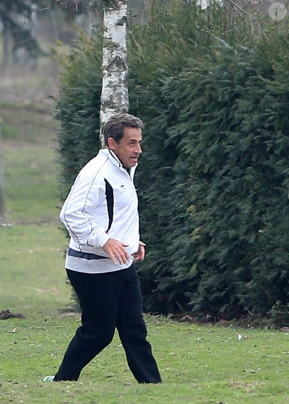 Nicolas Sarkozy décompresse dans les allées du bois de Boulogne, à Paris, le 24 mars 2013.