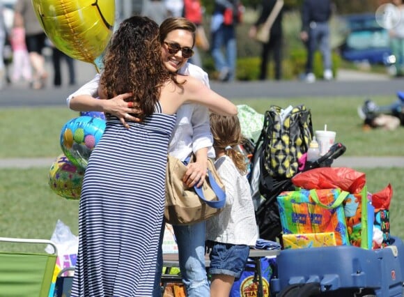 Jessica Alba salue les parents lors d'une fête d'anniversaire organisée à Los Angeles le 24 mars 2013