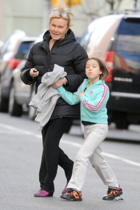 Deborra-Lee Furness, la femme de Hugh Jackman, avec sa fille Ava à New York le 23 mars 2013