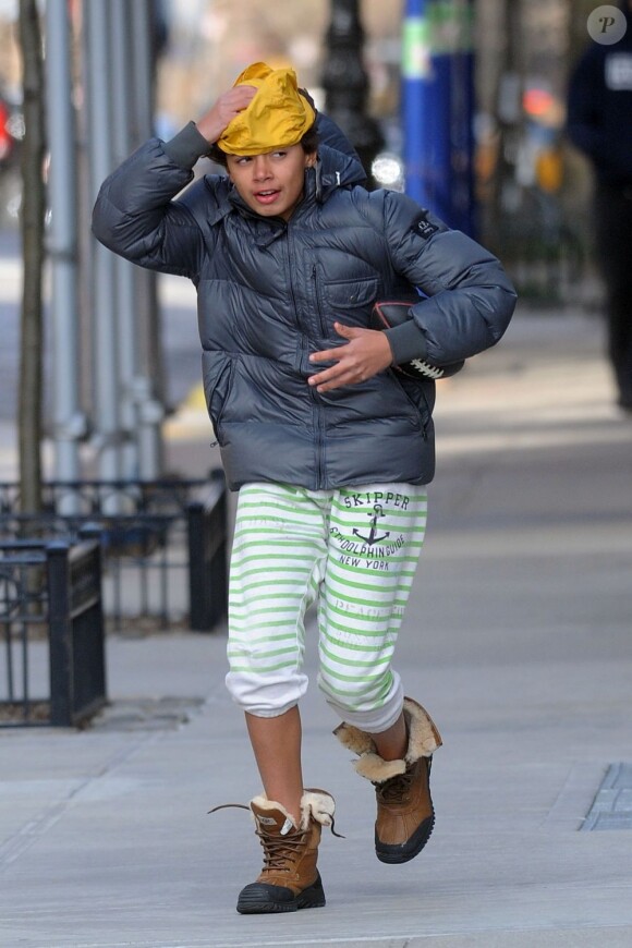 Oscar, le fils de Hugh Jackman et Deborra-Lee Furness, en promenade familiale à New York le 23 mars 2013