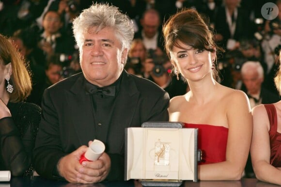 Pedro Almodovar et Penélope Cruz à Cannes en 2006 avec le prix d'interprétation féminine collectif pour Volver
