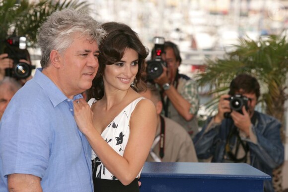Pedro Almodovar et Penélope Cruz durant le photocall de Volver au Festival de Cannes 2006