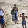 Heidi Klum, son compagnon Martin Kirsten, Leni (8 ans), Henry (7 ans), Johan (6 ans), Lou (3 ans), et les parents du mannequin ont profité de la plage à Hawaï. Le 26 mars 2013.
