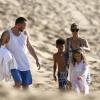 Le top Heidi Klum, son compagnon Martin Kirsten, Leni (8 ans), Henry (7 ans), Johan (6 ans), Lou (3 ans), et les parents du mannequin ont profité de la plage à Hawaï. Le 26 mars 2013.