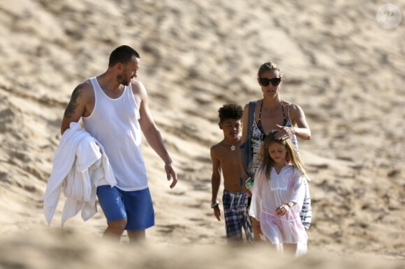 Le top Heidi Klum, son compagnon Martin Kirsten, Leni (8 ans), Henry (7 ans), Johan (6 ans), Lou (3 ans), et les parents du mannequin ont profité de la plage à Hawaï. Le 26 mars 2013.