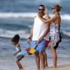 Heidi Klum, son compagnon Martin Kirsten, Leni (8 ans), Henry (7 ans), Johan (6 ans), Lou (3 ans), et les parents du mannequin ont profité de la plage à Hawaï. Le 26 mars 2013.