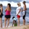 Heidi Klum, son compagnon Martin Kirsten, Leni (8 ans), Henry (7 ans), Johan (6 ans), Lou (3 ans), et les parents du mannequin ont profité de la plage à Hawaï. Le 26 mars 2013.