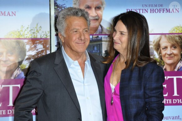 Dustin Hoffman et Lisa Hoffman tout sourire à l'avant-première du film Quartet à l'UGC des Halles à Paris, le 26 mars 2013.