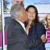 Dustin Hoffman embrasse sa femme Lisa Hoffman à l'avant-première du film Quartet à l'UGC des Halles à Paris, le 26 mars 2013.