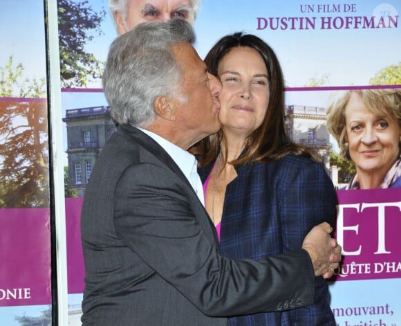 Dustin Hoffman embrasse sa femme Lisa Hoffman à l'avant-première du film Quartet à l'UGC des Halles à Paris, le 26 mars 2013.