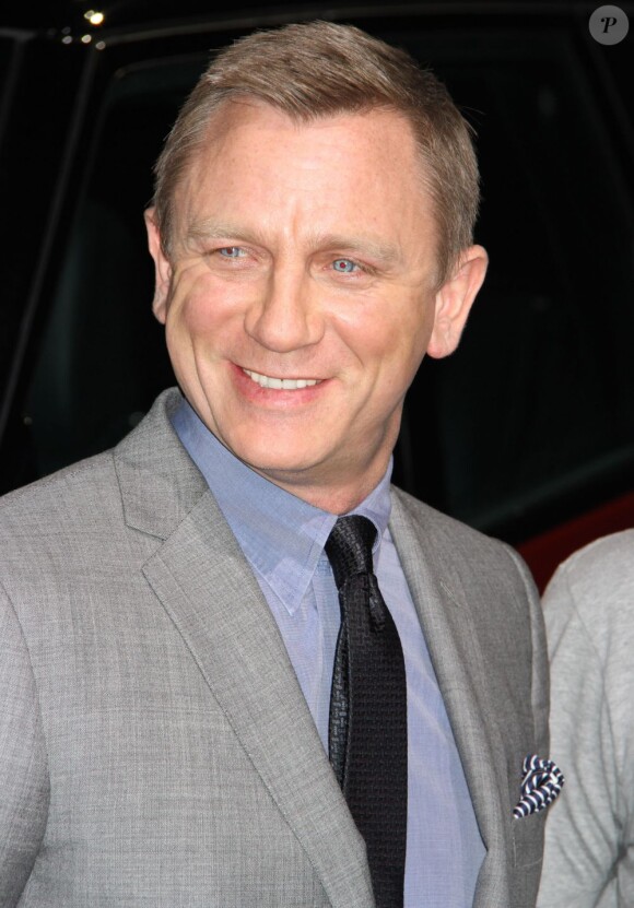 Daniel Craig souriant au Salon de l'auto de New York le 26 mars 2013.