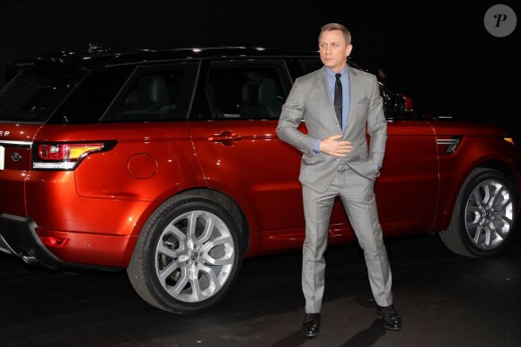 Daniel Craig inaugure le Range Rover Sport au Salon de l'auto de New York le 26 mars 2013.