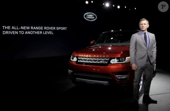 Daniel Craig dévoile avec classe le nouveau Range Rover Sport lors du Salon de l'auto de New York le 26 mars 2013.