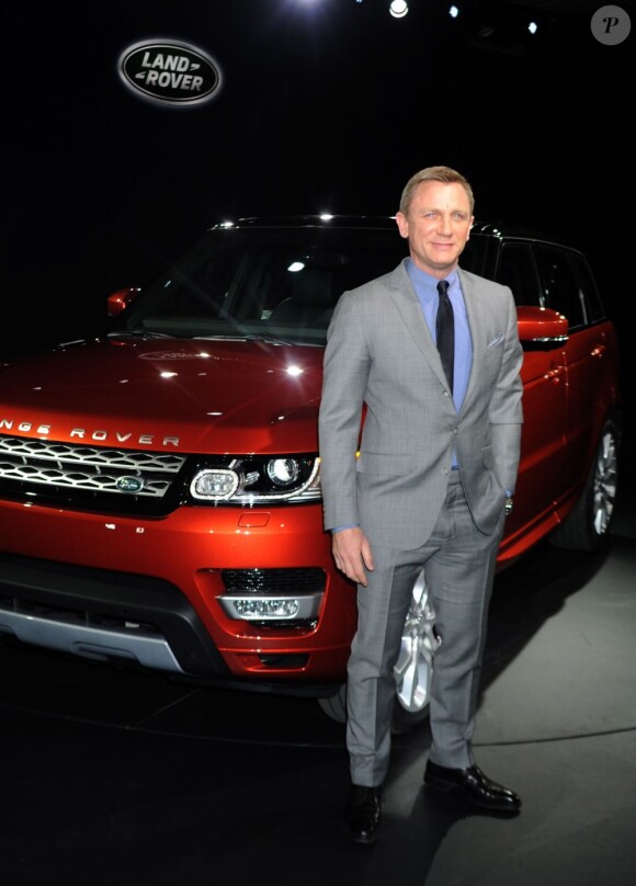 Daniel Craig devant l'élégant Range Rover Sport au Salon de l'automobile de New York, le 26 mars 2013.