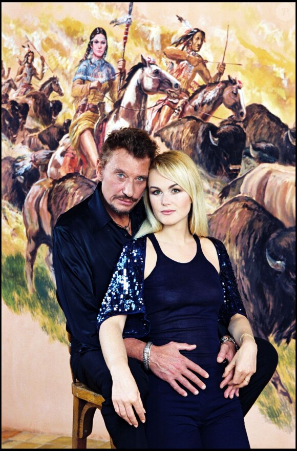 Johnny Hallyday et Laeticia posent devant la grande fresque de la Lorada à Ramatuelle, le 1er octobre 1999. 