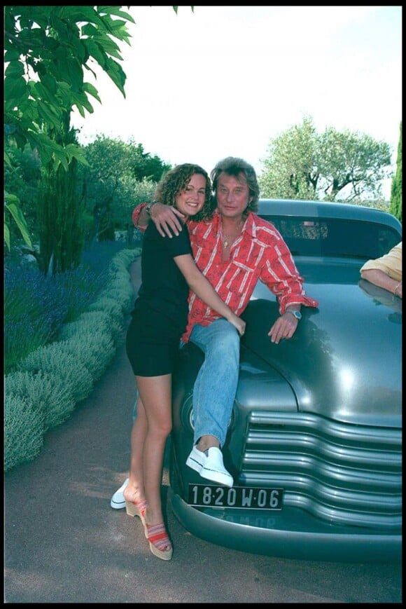 Johnny Hallyday et Laeticia posent dans la grande allée de la Lorada à Ramatuelle, le 20 juillet 1995.