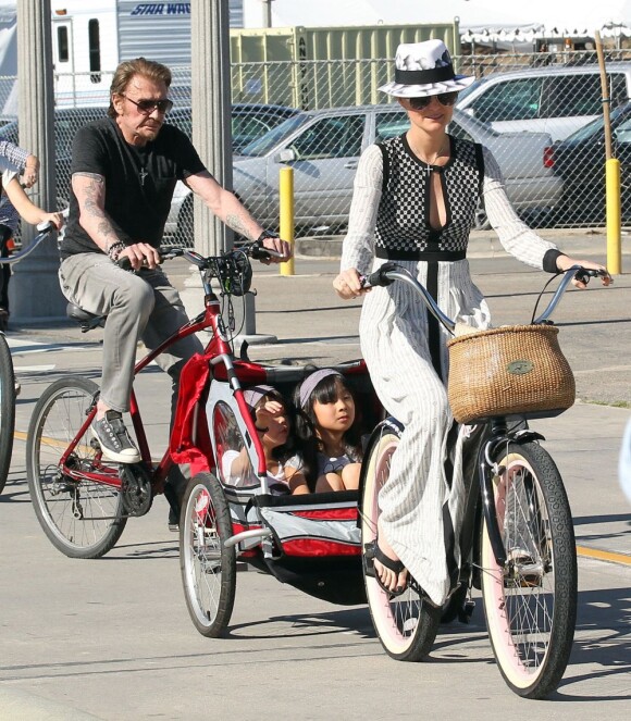 Johnny Hallyday, Laeticia et leurs filles, Jade et Joy, font du velo à Santa Monica, le 16 février 2013.