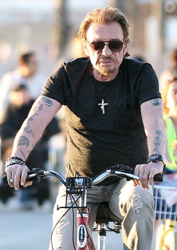 Johnny Hallyday fait du velo à Santa Monica, le 16 février 2013.