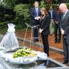 Angelina Jolie et William Hague se recueillent sur le mémorial du génocide de Kigali au Rwanda le 25 mars 2013