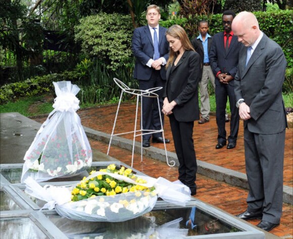 Angelina Jolie et William Hague se recueillent sur le mémorial du génocide de Kigali au Rwanda le 25 mars 2013