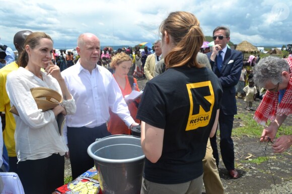 Angelina Jolie et William Hague dans le camp de réfugiés de Goma en République démocratique du Congo le 25 mars 2012 : la star et le ministre britannique des Affaires étrangères rencontrent des associations et des victimes de viols de guerre