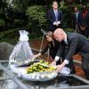 Angelina Jolie et William Hague se recueillent sur le mémorial du génocide à Kigali au Rwanda le 25 mars 2013
