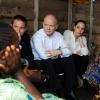 Angelina Jolie et William Hague dans le camp de réfugiés de Goma en République démocratique du Congo le 25 mars 2012 : la star et le ministre britannique des Affaires étrangères rencontrent des associations et des victimes de viols de guerre