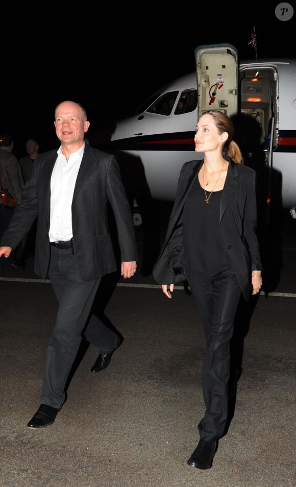 Angelina Jolie et le ministre britannique des Affaires étrangères William Hague arrivant à Kigali au Rwanda le 24 mars 2013