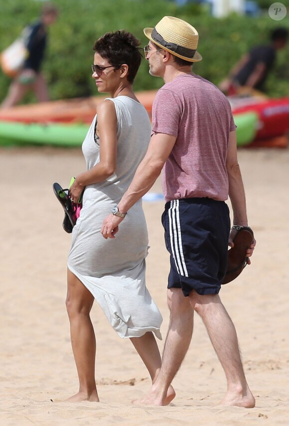 L'acteur Olivier Martinez, Halle Berry, et sa fille Nahla en vacances sur une plage d'Hawaï le 27 mars 2013.