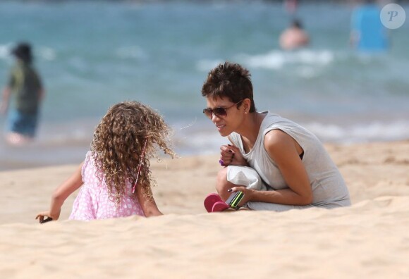 Olivier Martinez, Halle Berry, et sa fille Nahla en vacances sur une plage d'Hawaï le 27 mars 2013. La mère et la fille sont très complices.